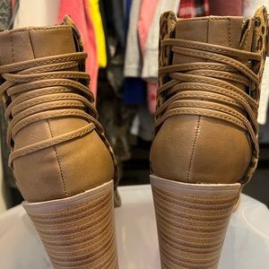 Boutique Léopard Print Booties Size 7.5. Like new. Worn once $35